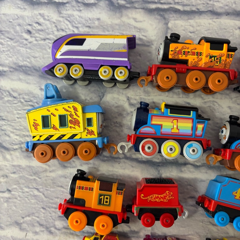Thomas the Train & Friends And Minis Very Small Train Engines Lot Of 15 Tracks - Picture 6 of 6